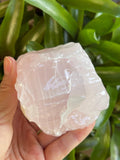 Calcita rosa 0.25-0.5 libras de GAF TREASURES, ideal para tallado y pulido.