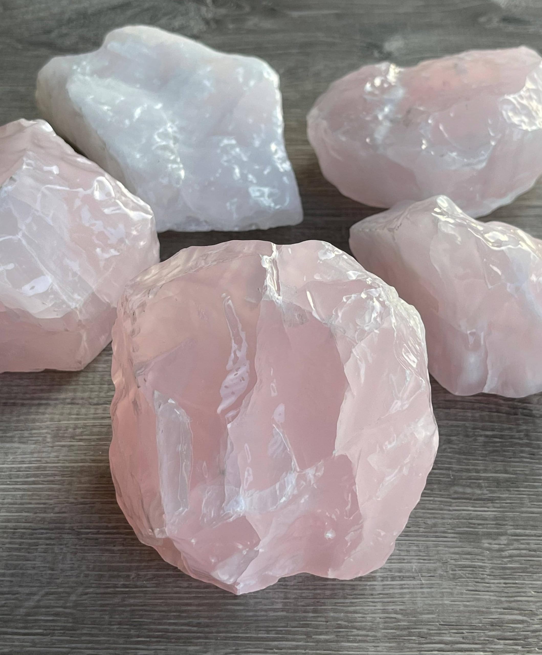 Piedras crudas rosas para exhibición, de GAF TREASURES.