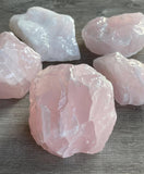Piedras crudas rosas para exhibición, de GAF TREASURES.