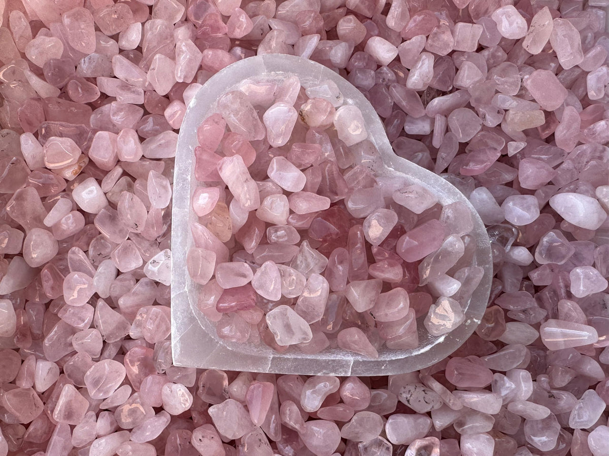 GAF TREASURES: chips de cuarzo rosa 3–9 mm, ideales para manualidades.
