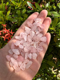 GAF TREASURES: chips semi pulidos de cuarzo rosa, bordes suaves para joyería.