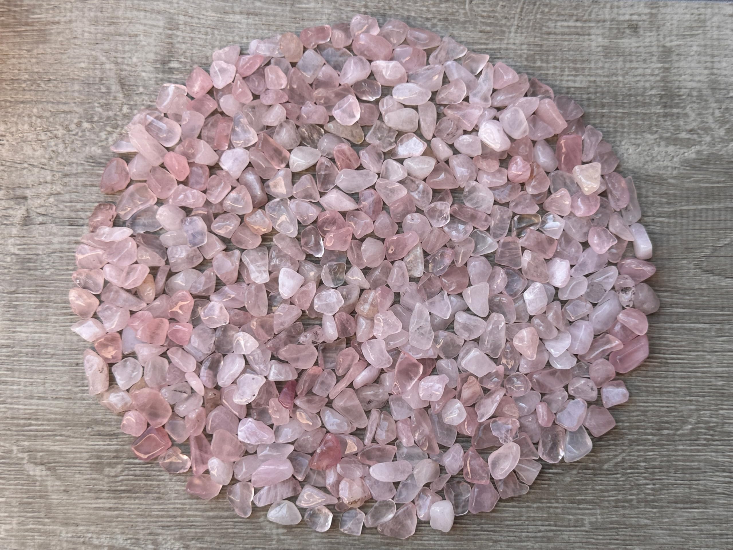 GAF TREASURES: cuarzo rosa sin perforar, perfecto para artesanías y decoración.