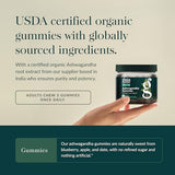 Gaia Herbs Ashwagandha Gummies tomando una gominola para uso diario