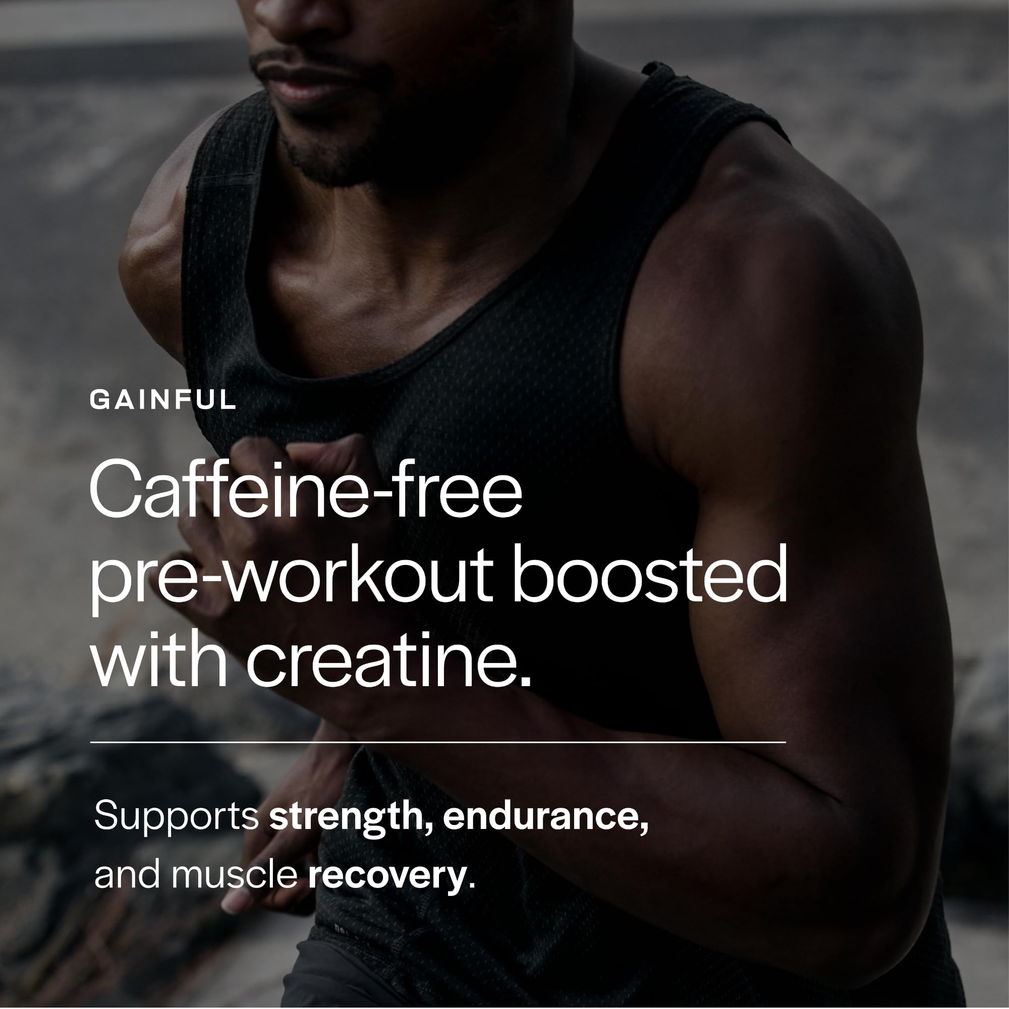Gainful Pre-entrenamiento sin cafeína vertiendo polvo para energía sostenida.
