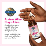 Garden of Life Raw Probiotics Women frasco en mano, uso diario.