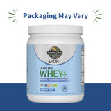 Garden of Life SPORT Whey Vanilla batido cremoso en taza.
