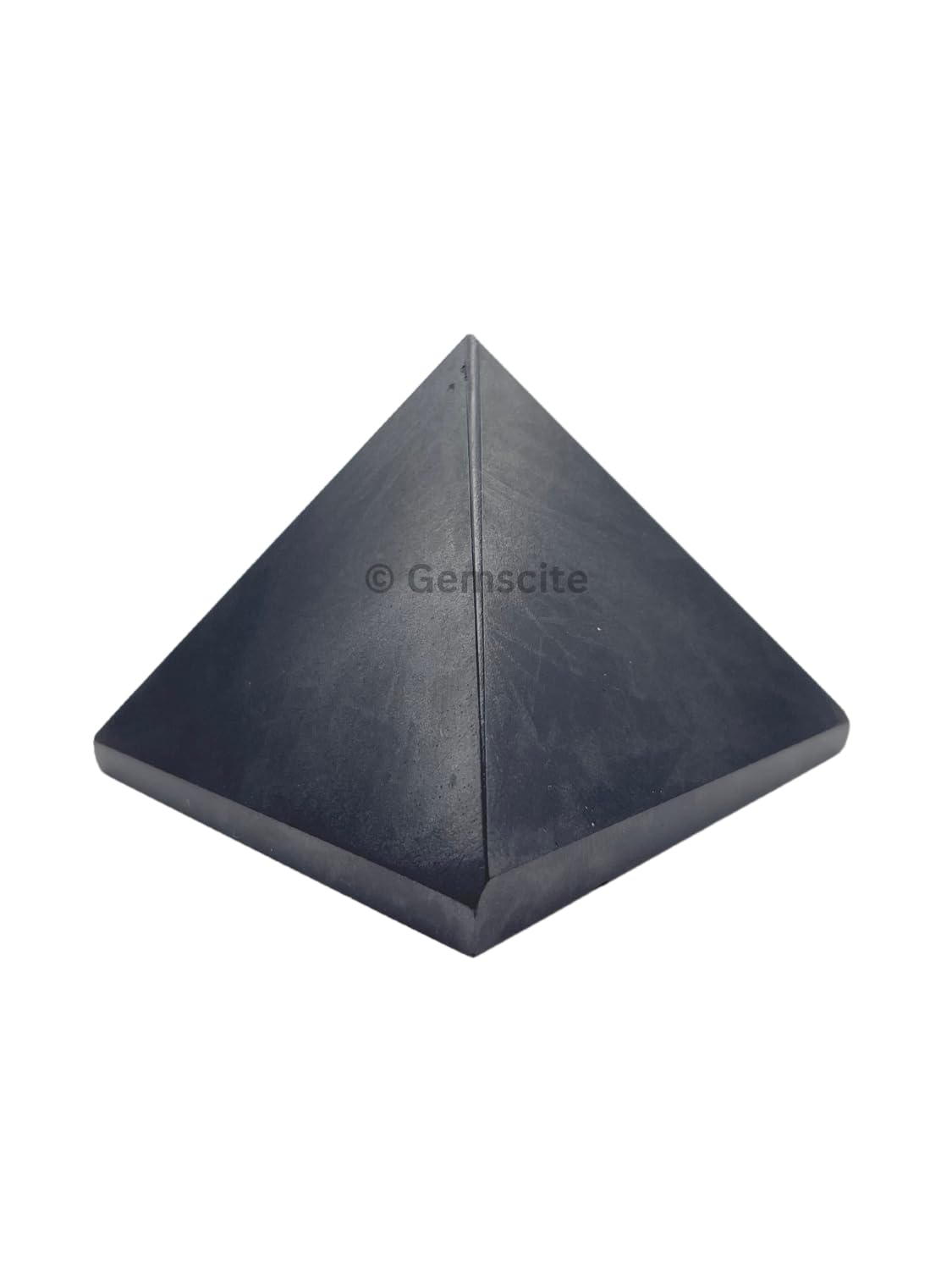 GEMSCITE pirámide shungite, detalle de textura natural, potencia serenidad durante la práctica espiritual.