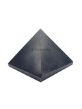 GEMSCITE pirámide shungite, detalle de textura natural, potencia serenidad durante la práctica espiritual.