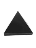 GEMSCITE pirámide de shungita de 2 pulgadas, figura centrada, ideal para meditación y concentración.