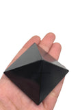 GEMSCITE pirámide shungite, uso en meditación diaria para enfocar la atención.