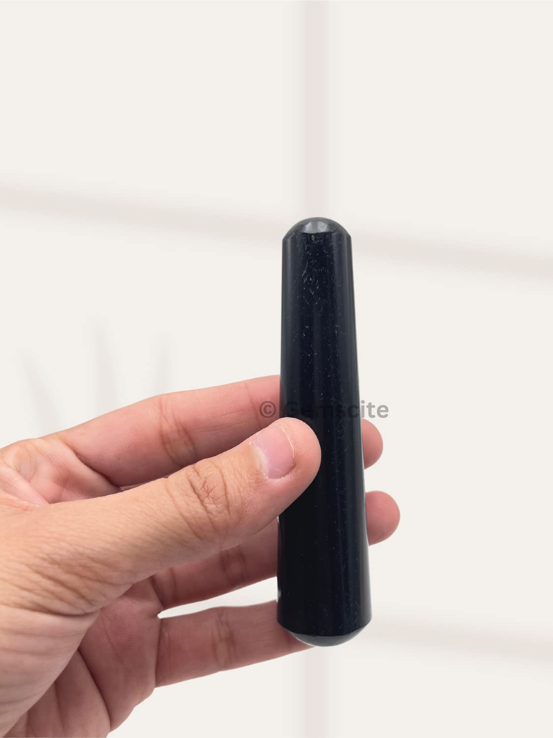 GEMSCITE varita de masaje tourmalina negra, diseño compacto para uso diario.