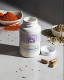 GLEEFULL SUPPS Meno Belly Flusher, cápsulas en mano para comodidad digestiva diaria.