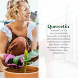 Global Healing Center QuerceFIT, cápsulas en mano, opción diaria para apoyo inmunológico.