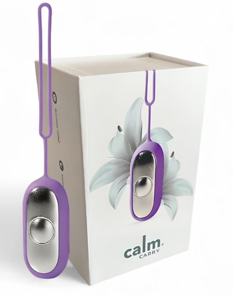 CalmCarry Glowco Sleep Aid en mano para relajación suave durante la noche.