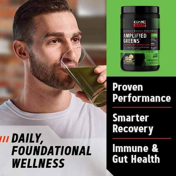 GNC Amplified Greens ICY Lemonade, bebida en vaso, energía para entrenamientos y bienestar.