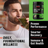 GNC Amplified Greens ICY Lemonade, bebida en vaso, energía para entrenamientos y bienestar.