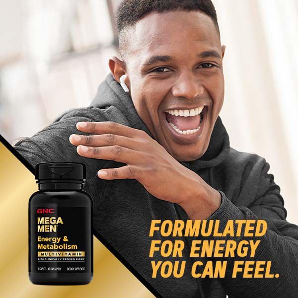 GNC Mega Men Energía y Metabolismo, ambiente de gimnasio con productos de apoyo.