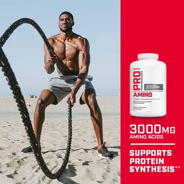 Frasco en mano de GNC Pro Performance Amino 3000, complemento para aminoácidos