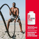 Frasco en mano de GNC Pro Performance Amino 3000, complemento para aminoácidos