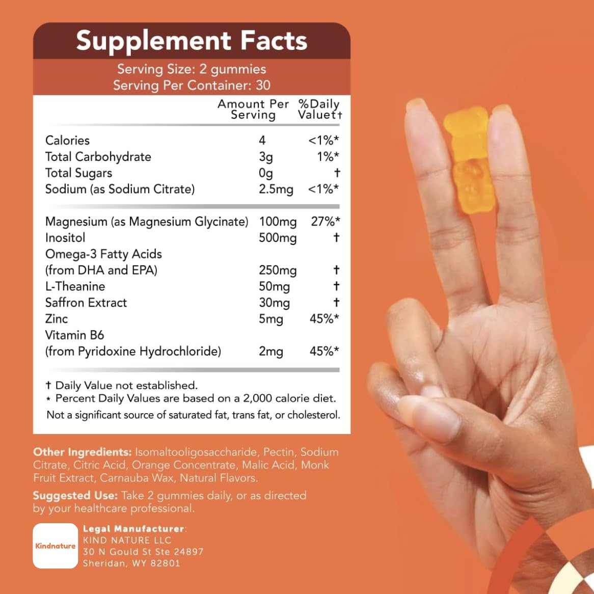 Manos sostienen gomitas GOJOY Naturals naranjas, sabor y practicidad.