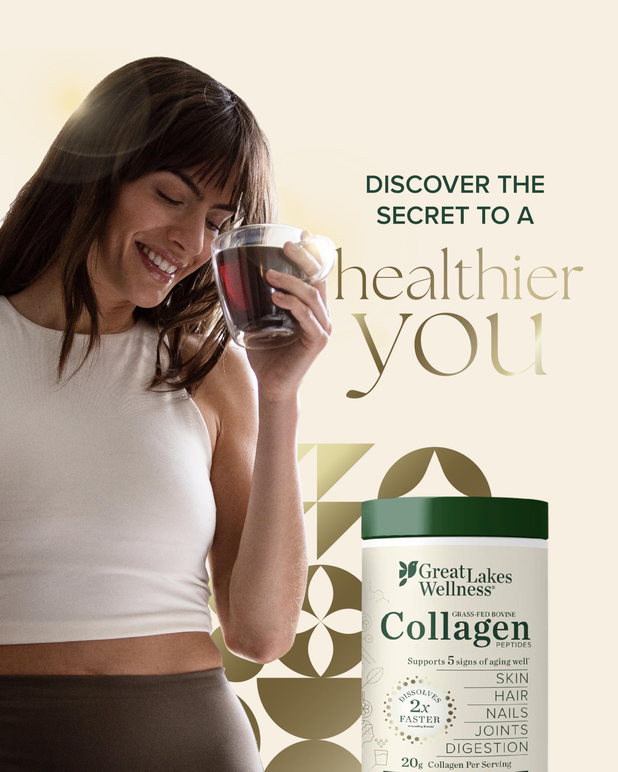 Añadiendo Great Lakes Wellness Collagen Peptides a un batido.