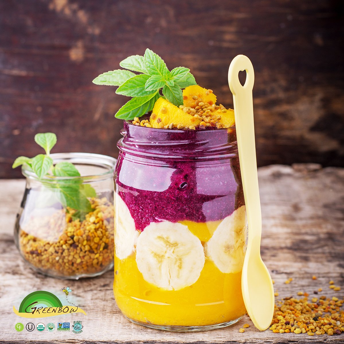 Mezcla Greenbow polen de abeja orgánico en un tazón para desayuno saludable