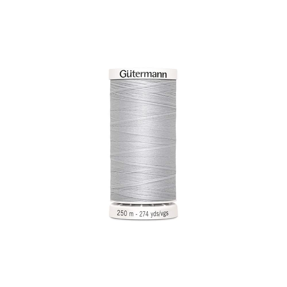 Hilo Gütermann Sew-All en plata para costuras duraderas y versátiles.