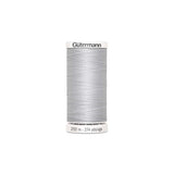 Hilo Gütermann Sew-All en plata para costuras duraderas y versátiles.