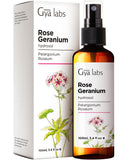 Gya Labs hidrolato geranio rosa, botella vertido, aroma suave para piel hidratada.