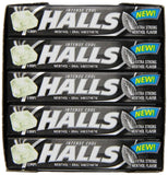 Pastillas HALLS Relief Max mentol en mano para uso inmediato.