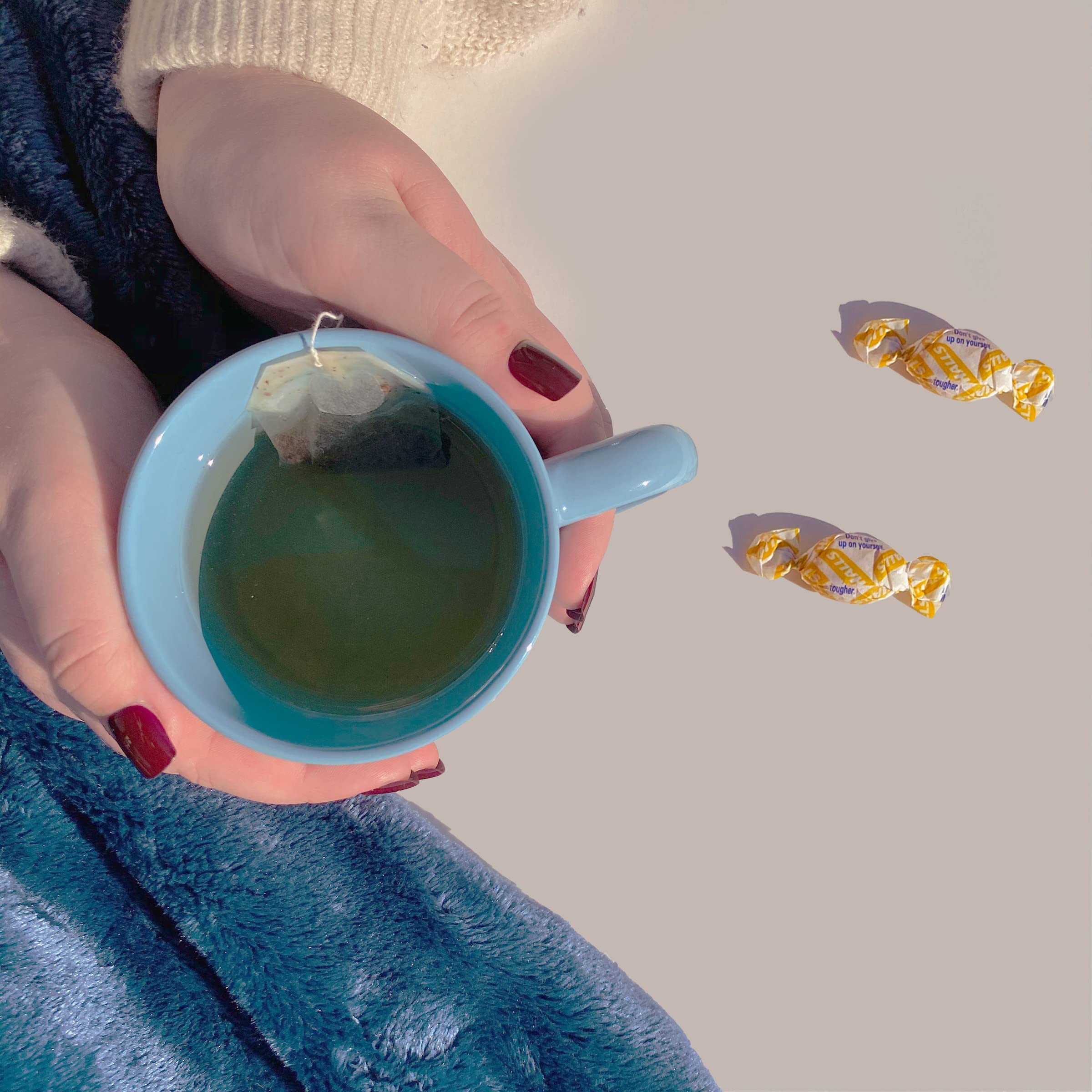 HALLS Relief Miel Limón, uso para adultos, dosis recomendada cada dos horas.