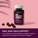 Mano sosteniendo frasco HAVASU Saw Palmetto Biotin para cabello saludable