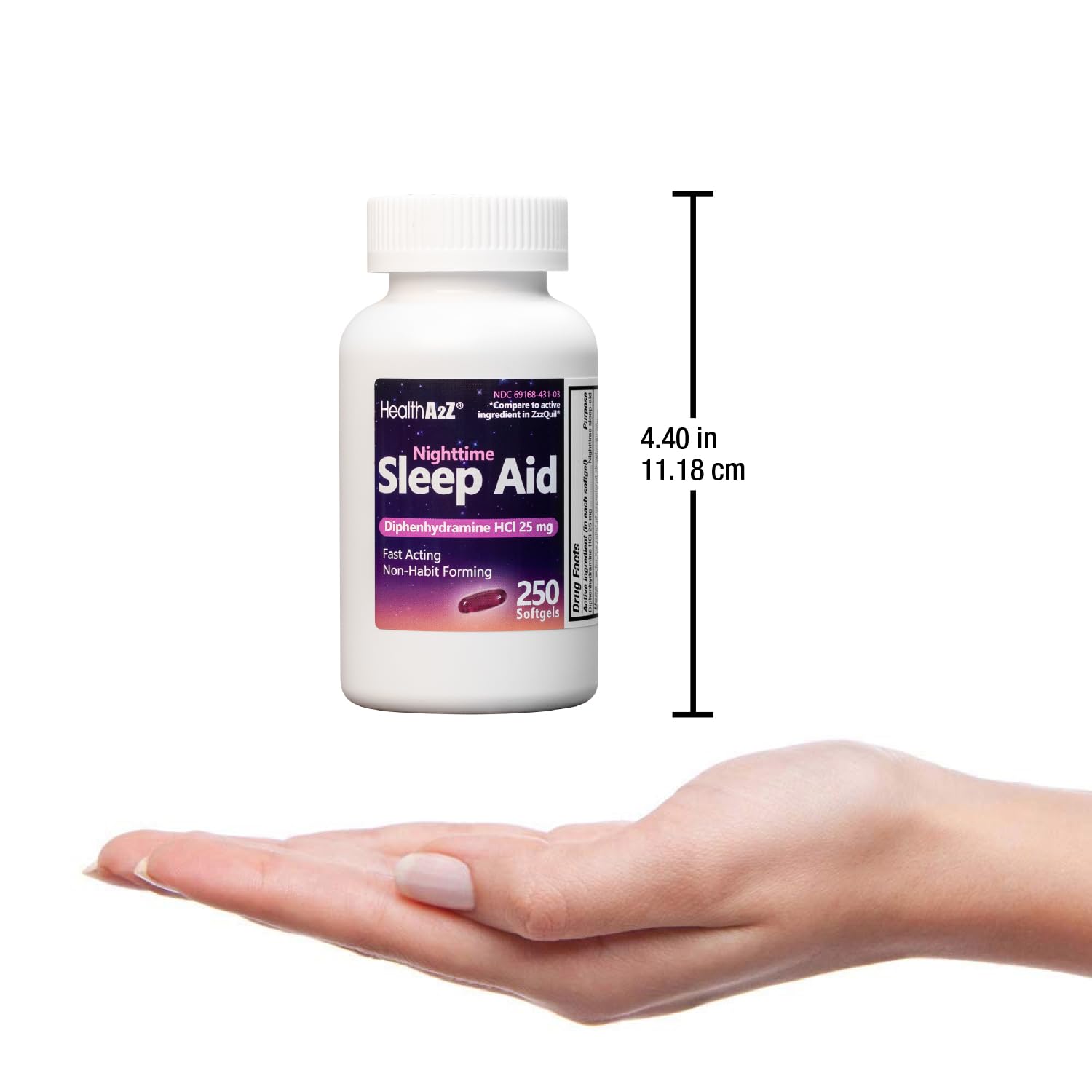 Manos sosteniendo HealthA2Z Sleep Aid cápsulas suaves para conciliar sueño