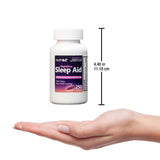 Manos sosteniendo HealthA2Z Sleep Aid cápsulas suaves para conciliar sueño