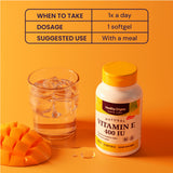 Healthy Origins Vitamina E 400 UI en mano, muestra de cápsulas para piel saludable.