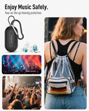 Tapones verde Hearprotek para protección discreta en conciertos.
