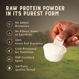 Heart & Soil proteína whey concentrada, textura de polvo para mezclas suaves.