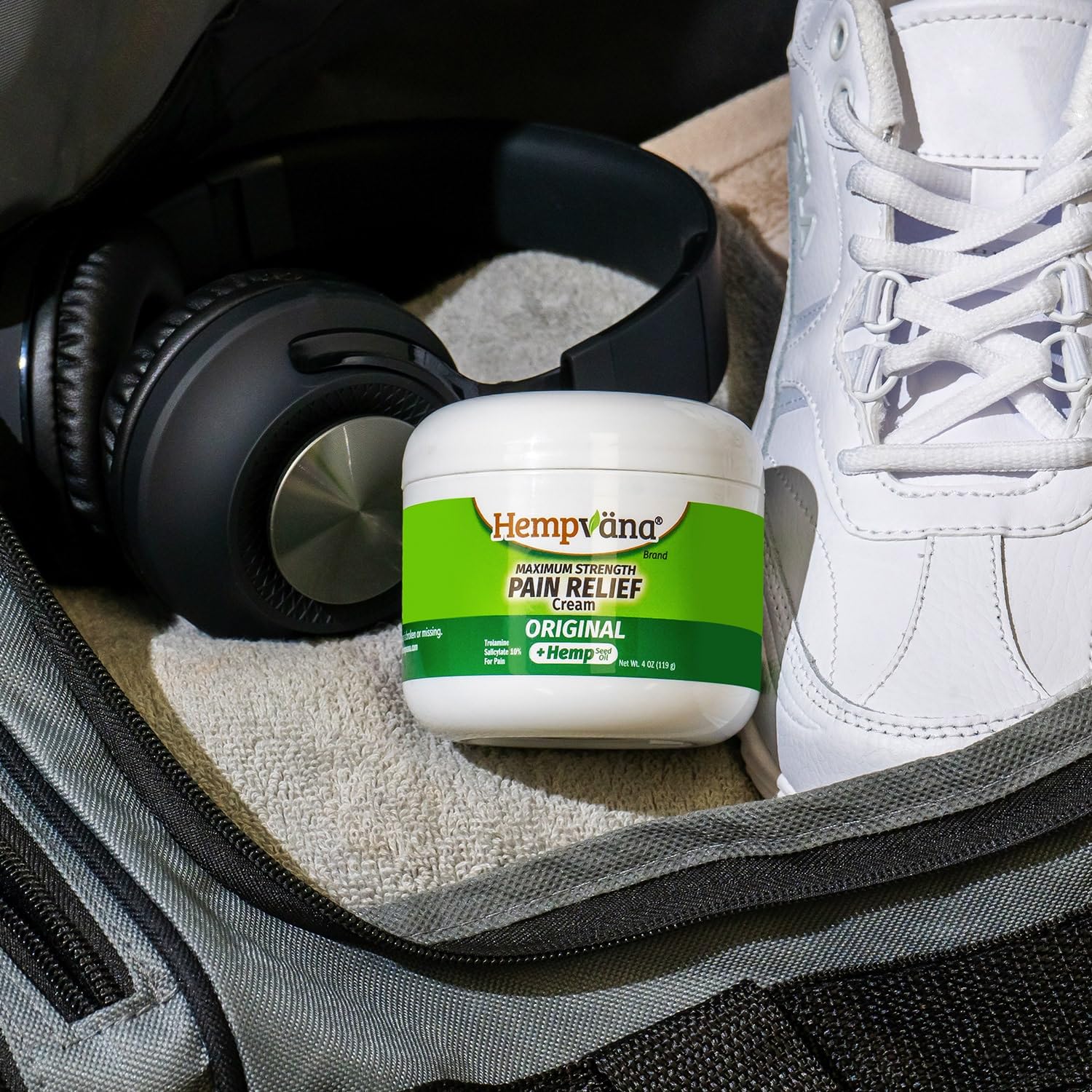 Crema enriquecida con aceite de semilla de cáñamo para nutrición de la piel.