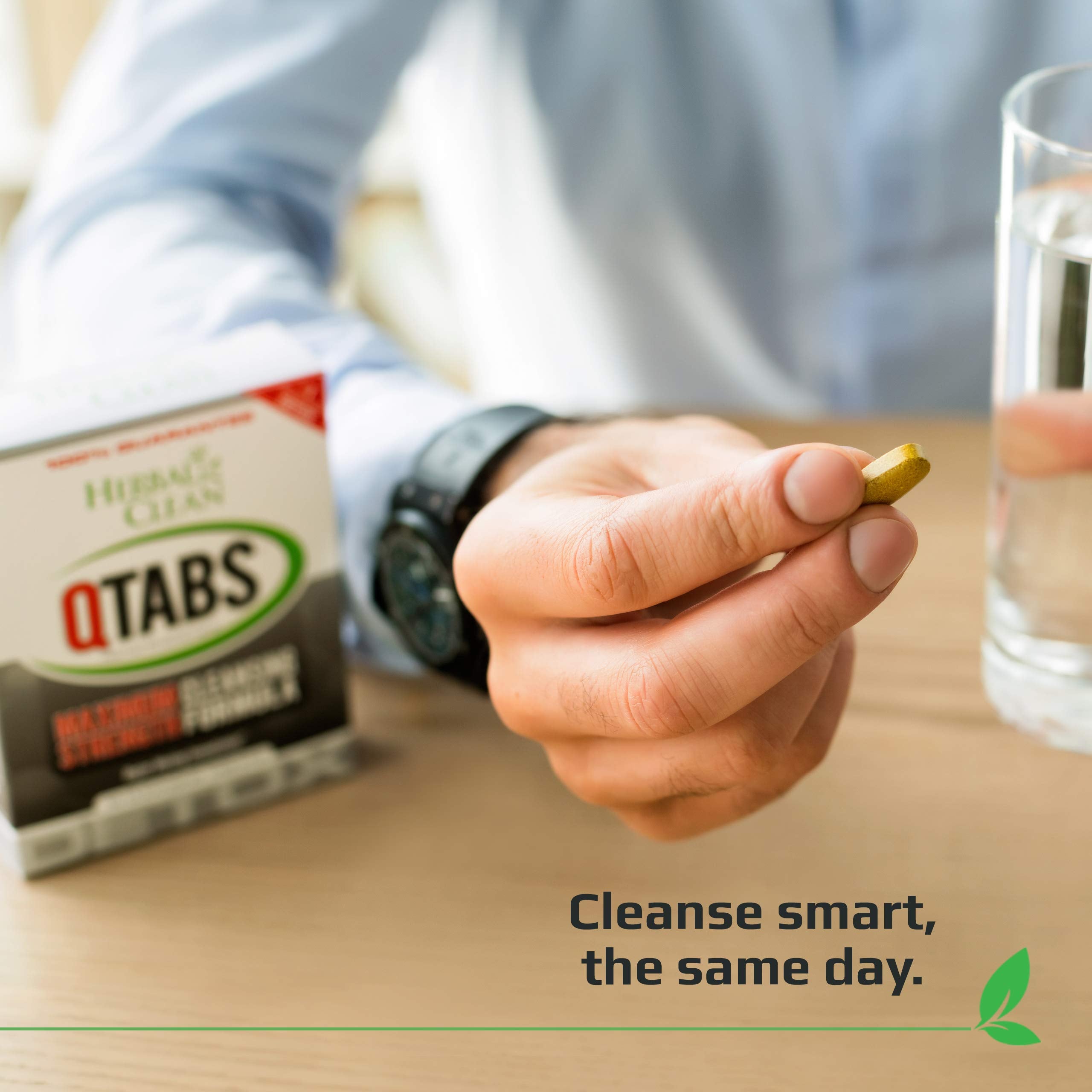 Herbal Clean QTabs uso en camino, práctico para jornadas ocupadas.