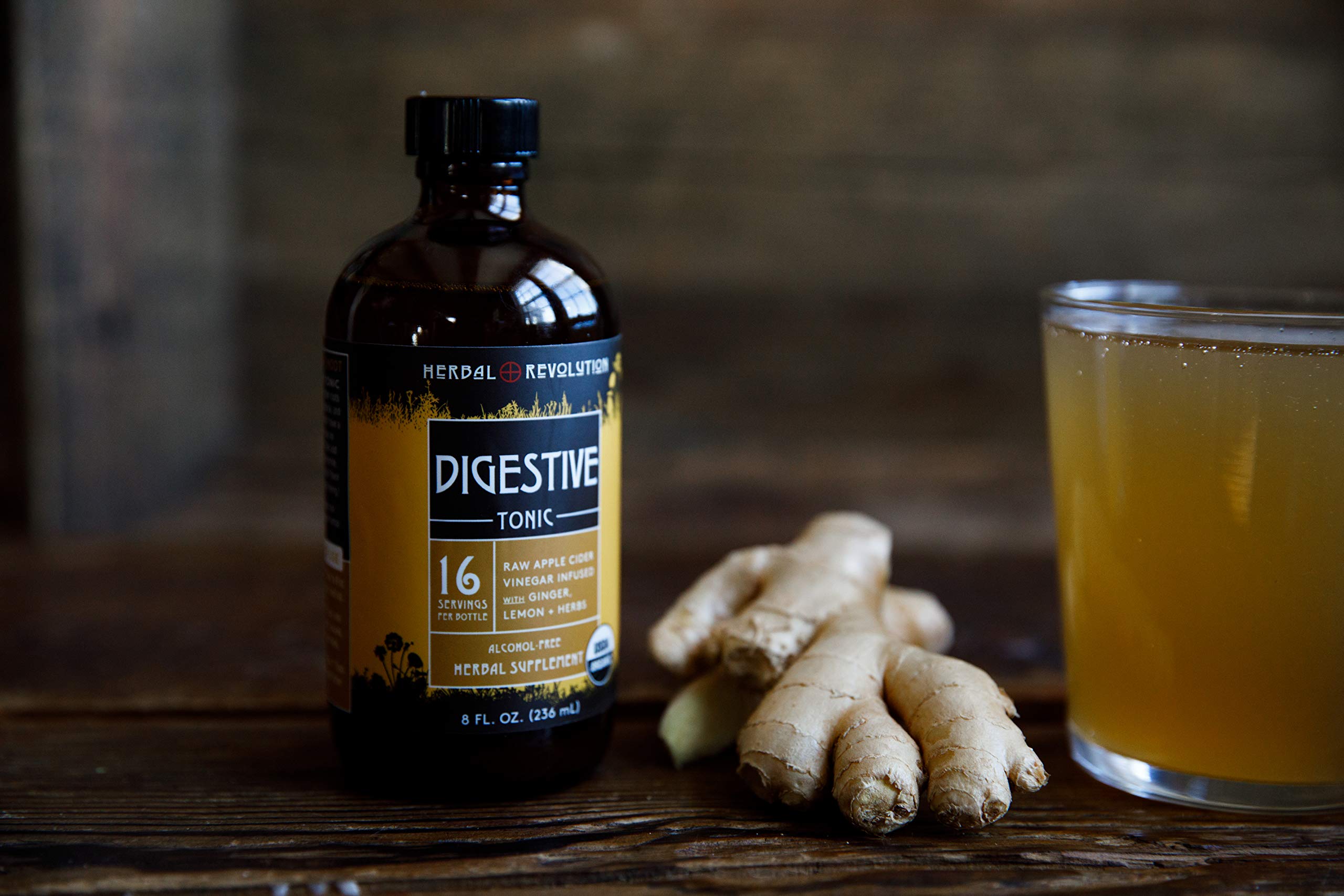 Herbal Revolution Tónico Digestivo, mano sosteniendo el frasco, experiencia de sabor suave.