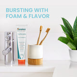 Sabor a menta natural de Himalaya Botanique, aliento más fresco tras el cepillado.