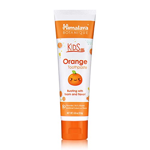 Niños cepillándose con Himalaya Botanique Kids, experiencia suave para higiene diaria.