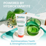 Himalaya Botanique, textura crema dental suave para dientes sensibles.