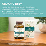 Neem Himalaya: cápsulas en mano para rutina de cuidado de la piel