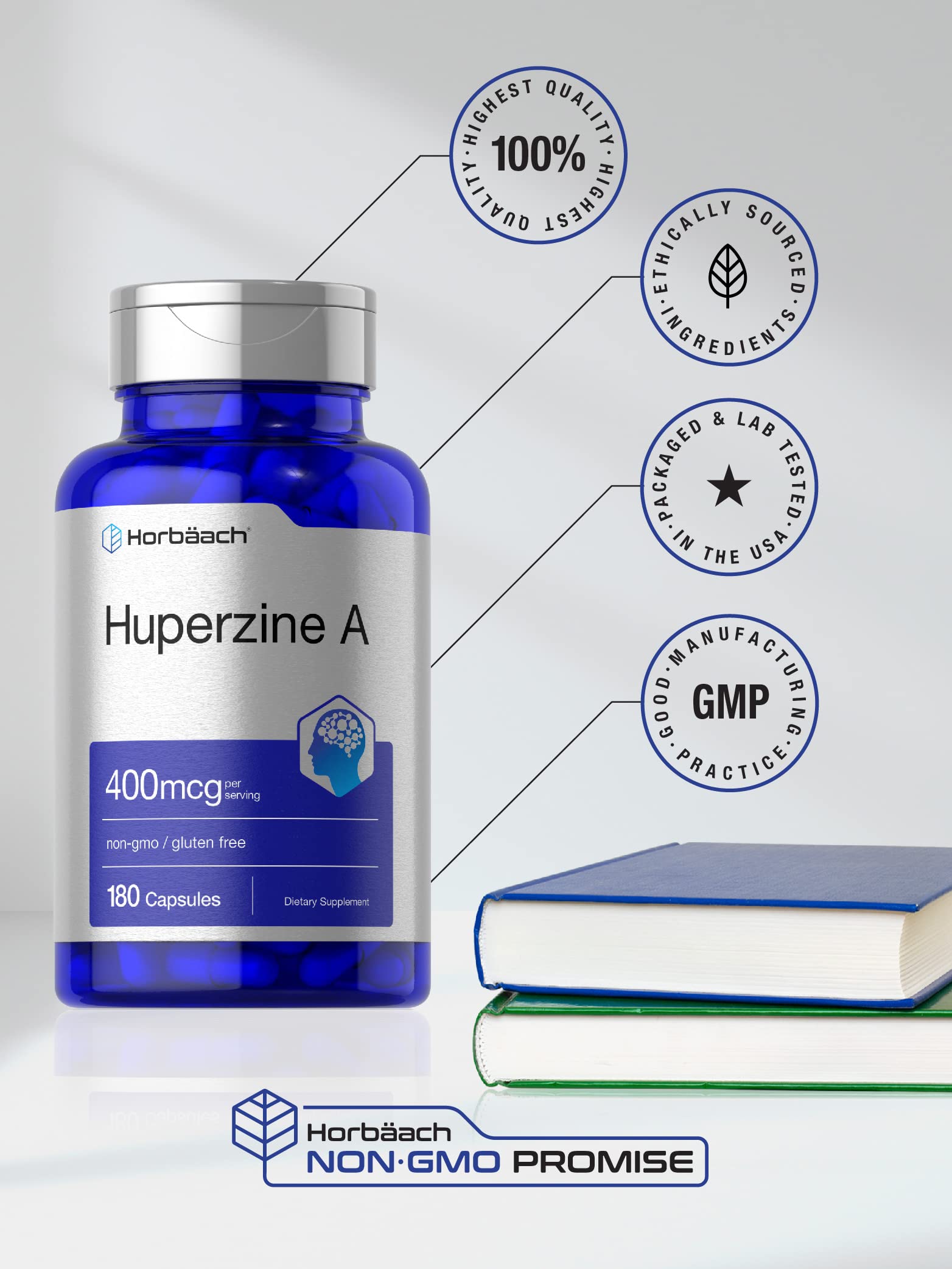 Mano sosteniendo una cápsula de Horbäach Huperzine A para consumo diario