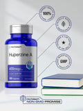 Mano sosteniendo una cápsula de Horbäach Huperzine A para consumo diario