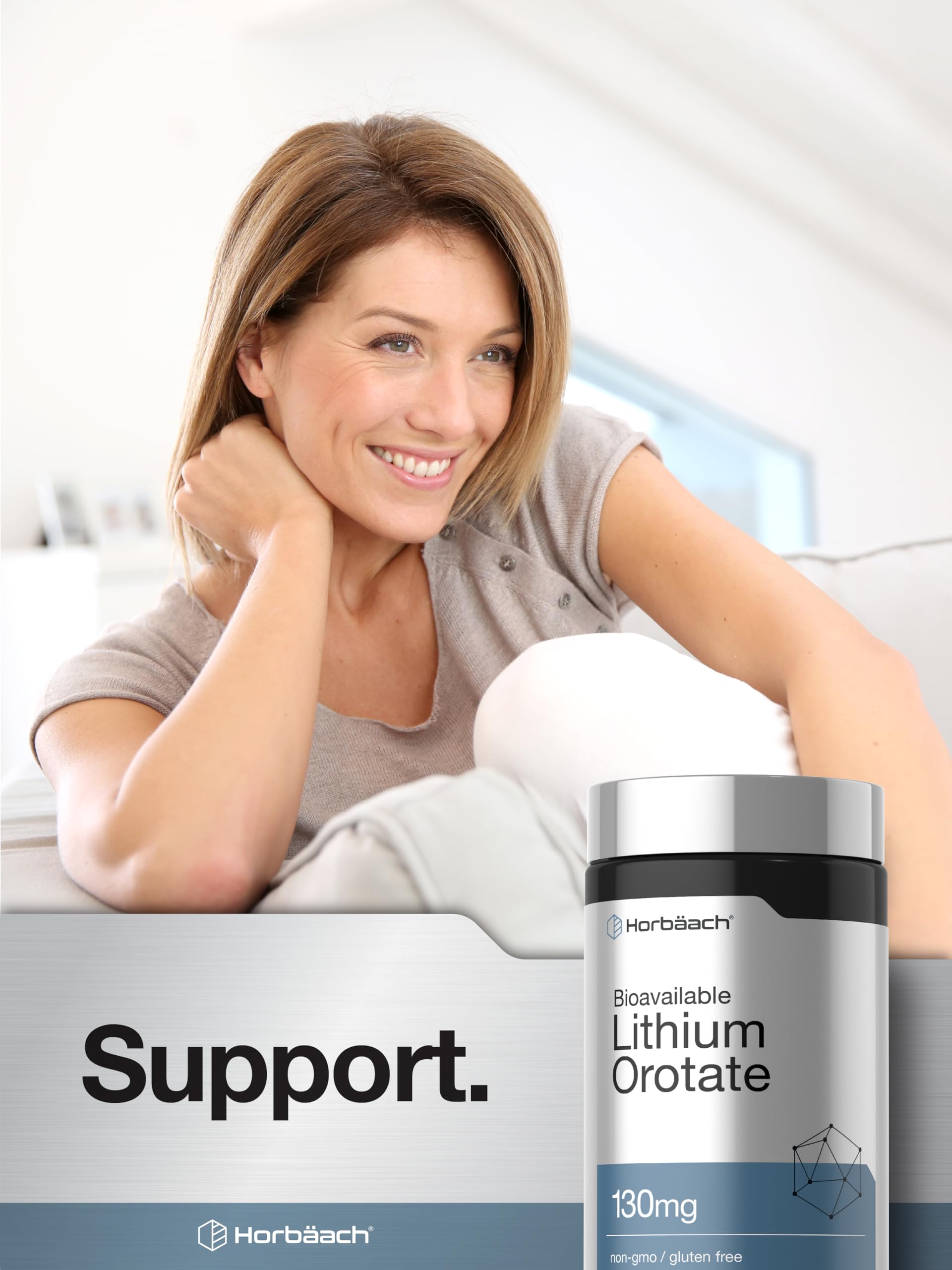 Mano sosteniendo cápsulas de Horbäach Lithium Orotate para uso diario cómodo
