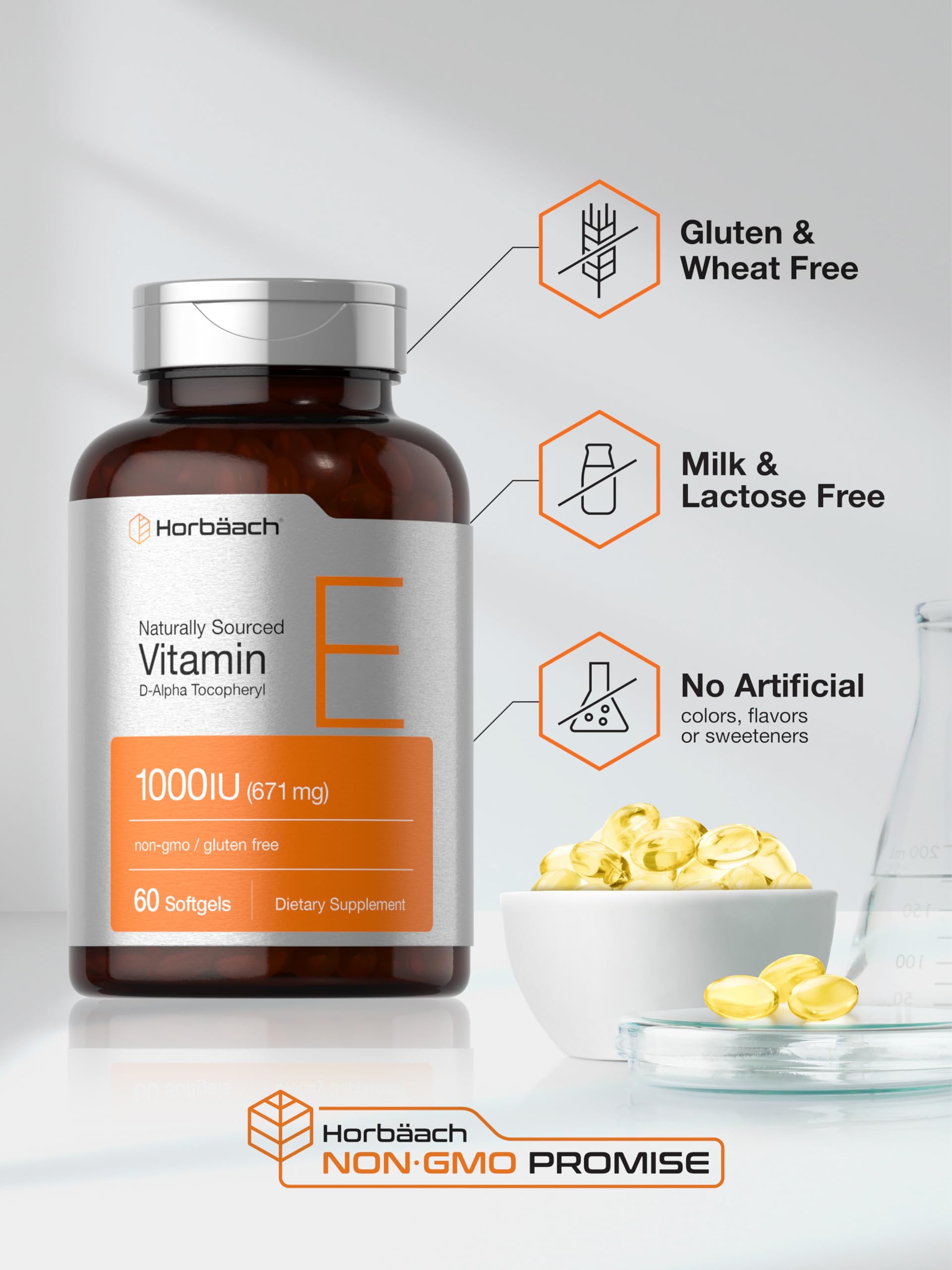 Manos sosteniendo frasco Horbaach Vitamina E 1000 UI, conveniente suplemento diario.