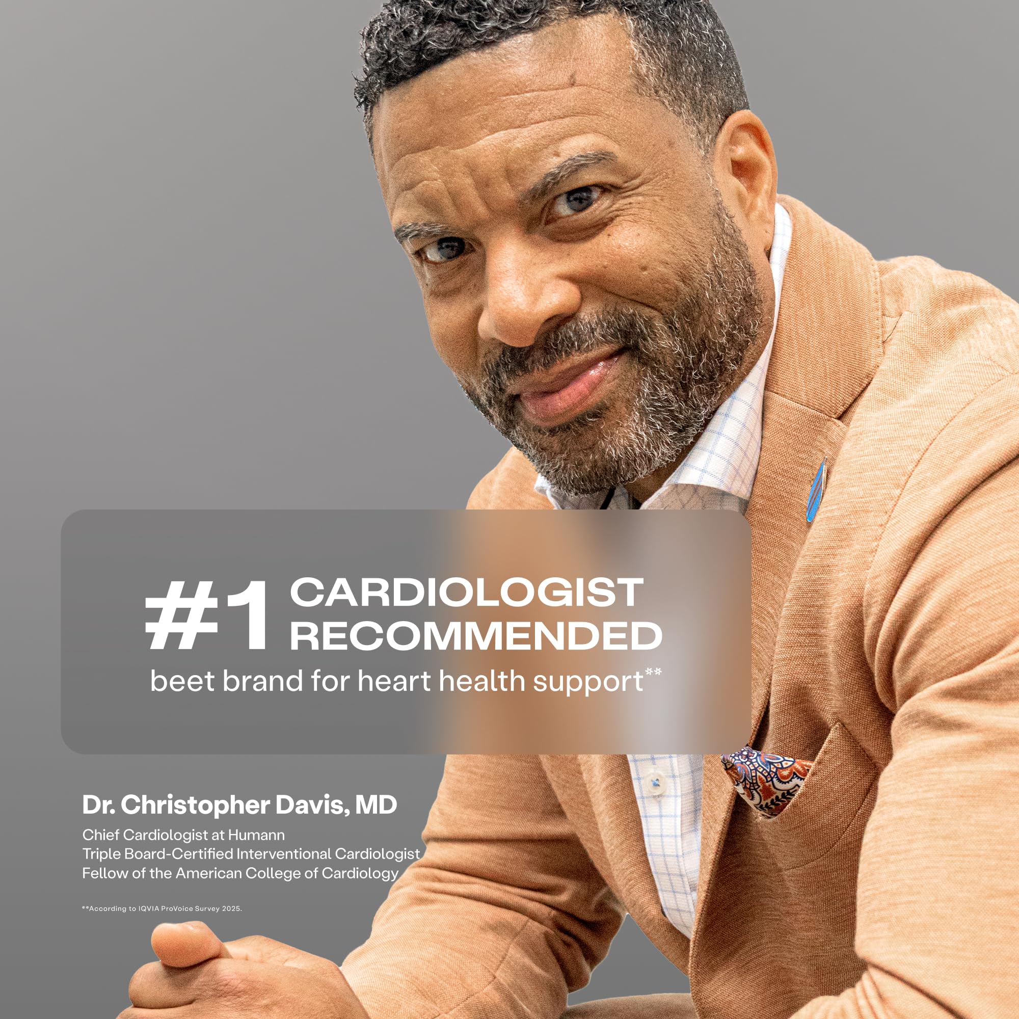 Humann SuperBeets, vaso con agua y polvo para una bebida fácil.