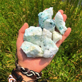 Zenkeeper chrysocolla cruda, trozo mediano: potencia la claridad mental y la comunicación.